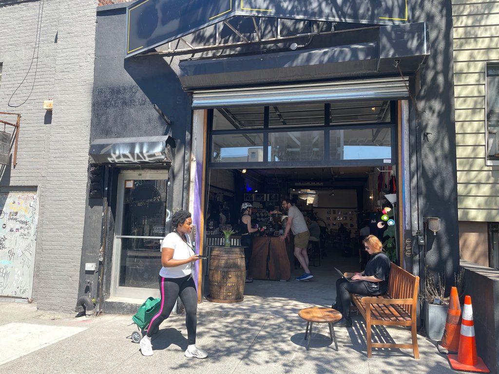 ニューヨークのカフェで展示してます